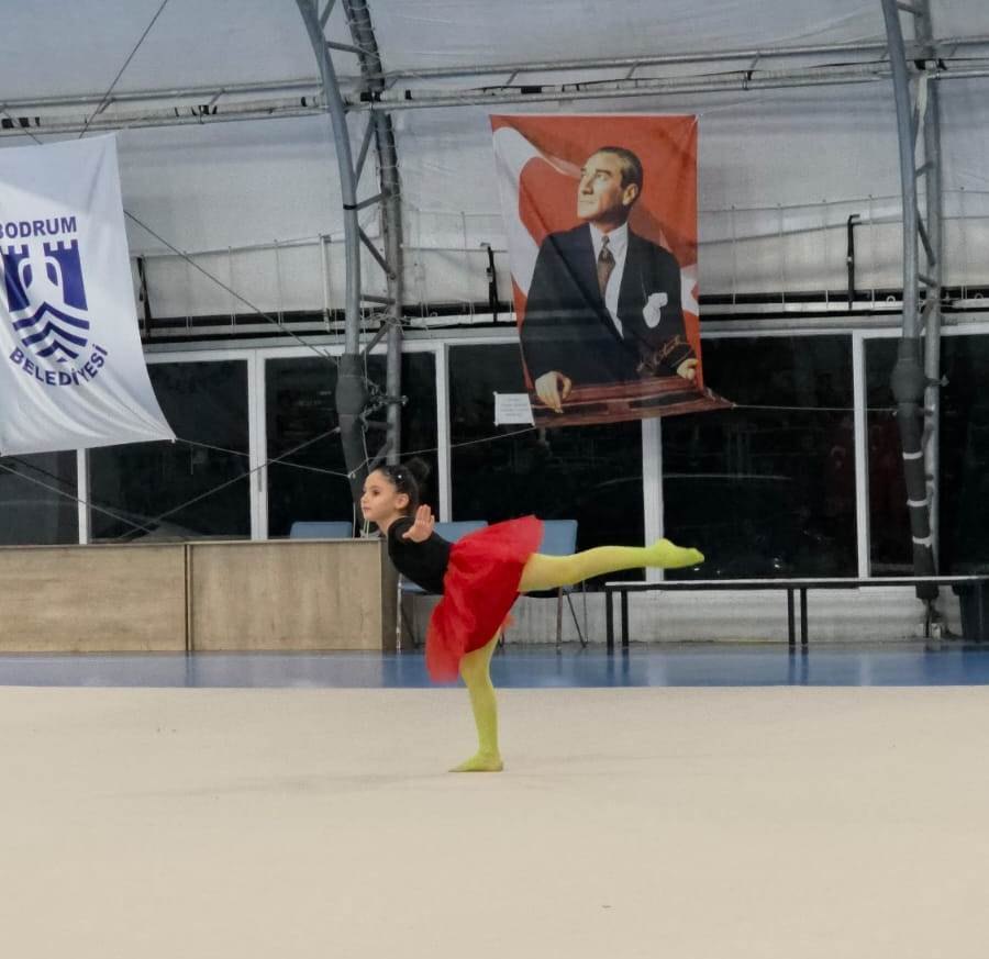 Türkan Saylan Spor Kompleksi'nde denge hareketi sergileyen sporcu