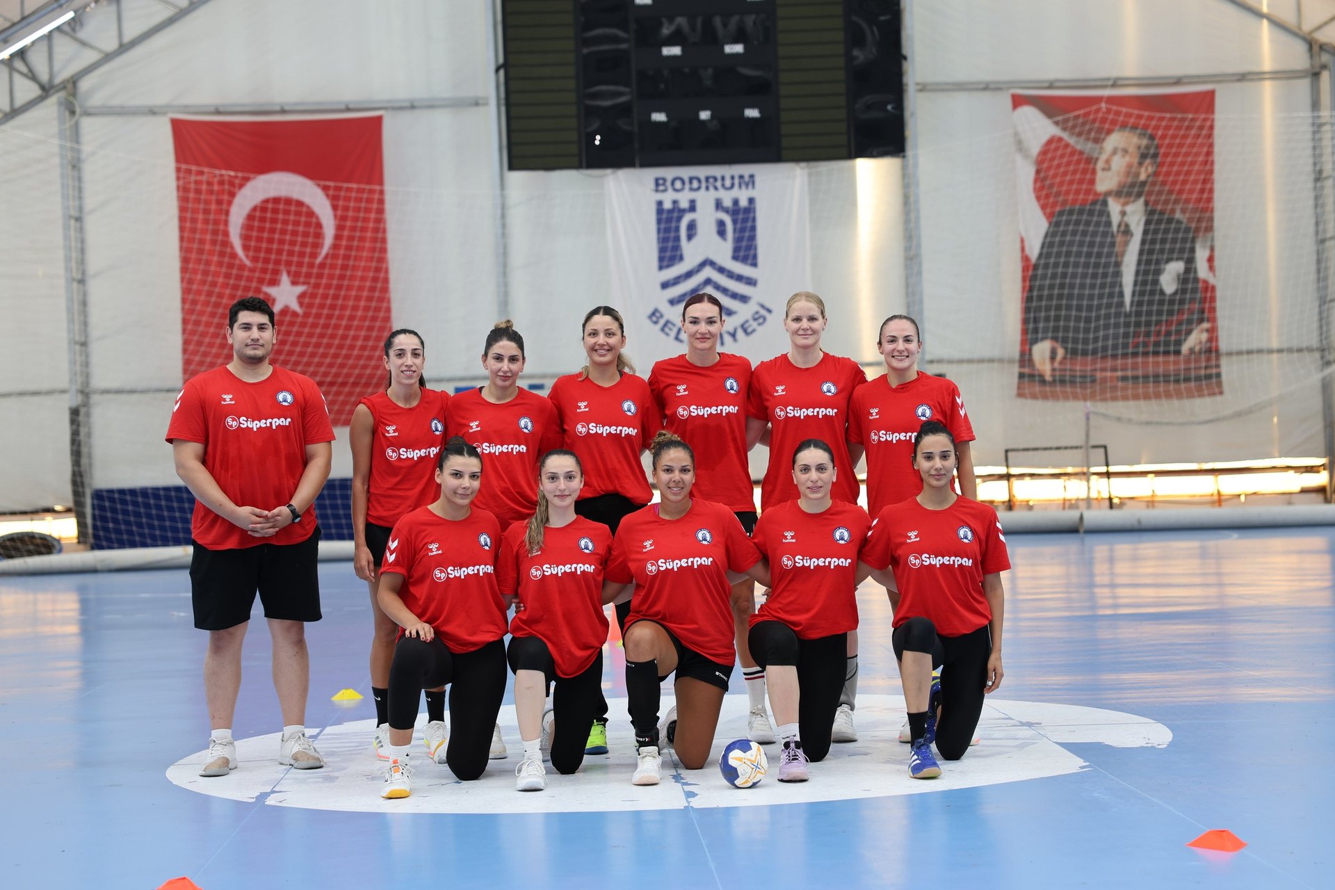 2026-2027 sezonu takım fotoğrafı, Bodrum'daki salonda