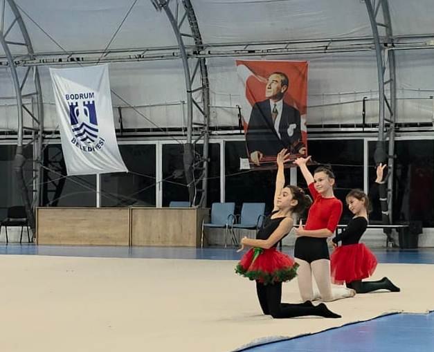 Yıl sonu gösterisinde ortak koreografi sunan sporcular
