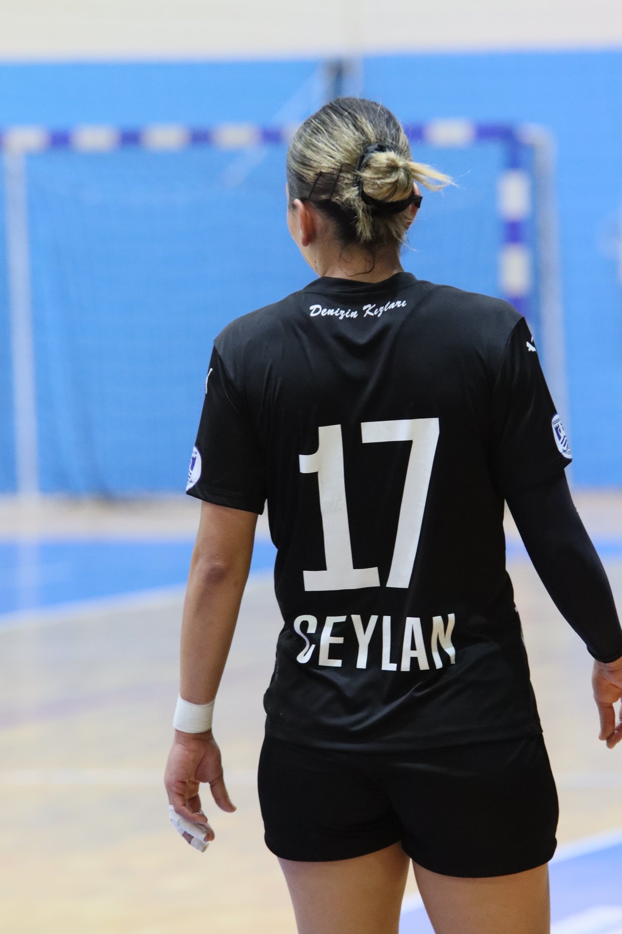 Forma arkasında kulübün sloganı “Denizin Kızları” ve 17 numara