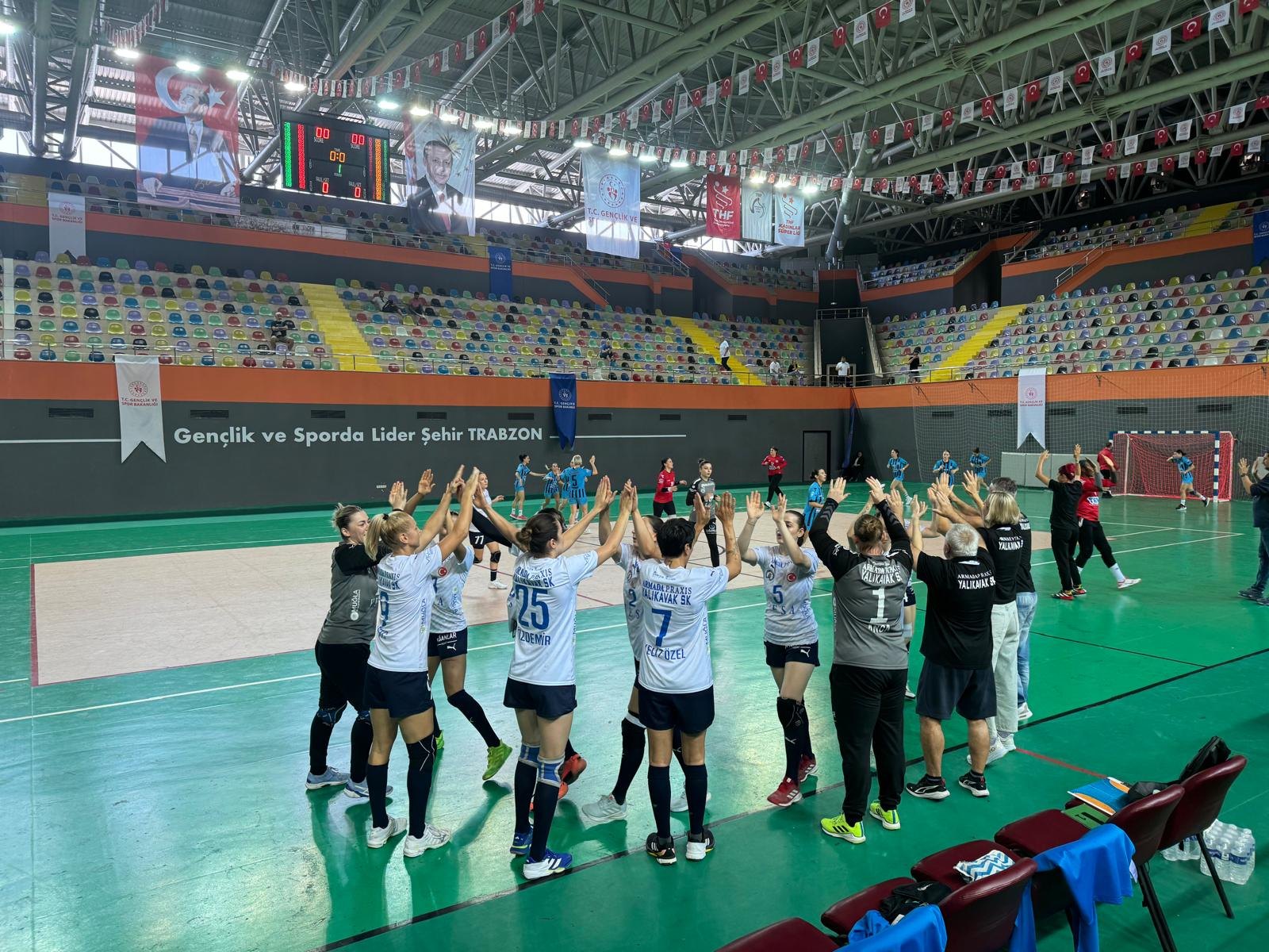 Trabzon'daki salonda takım, maç sonrası sahada el ele toplanmış hâlde