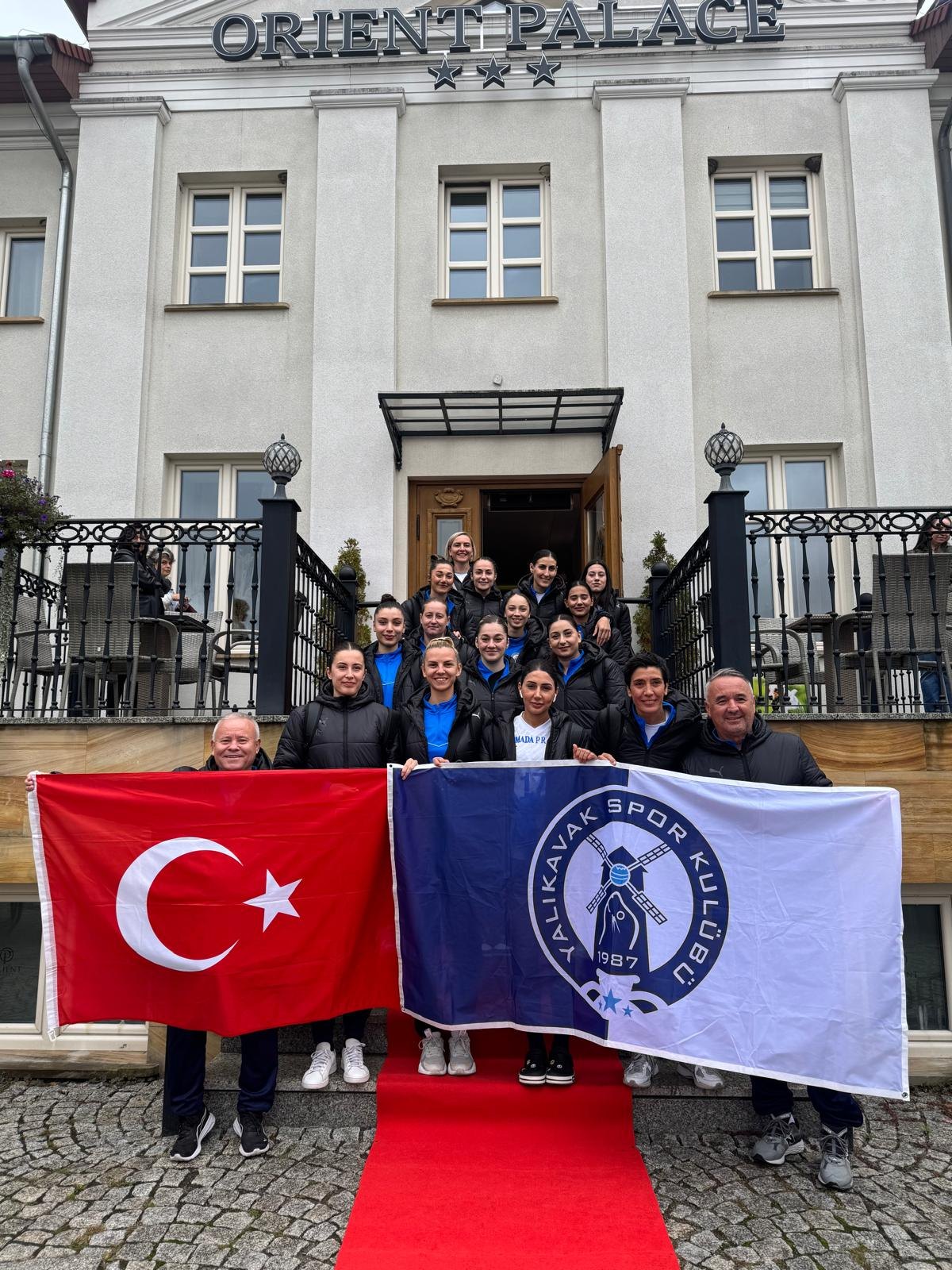 Otelin merdivenlerinde takım kadrosu, önlerinde Türk bayrağı ve kulüp flaması