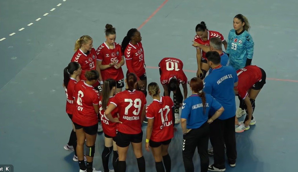 Trabzon deplasmanında mola sırasında başantrenörünü dinleyen Yalıkavakspor oyuncuları, kırmızı deplasman formalarıyla