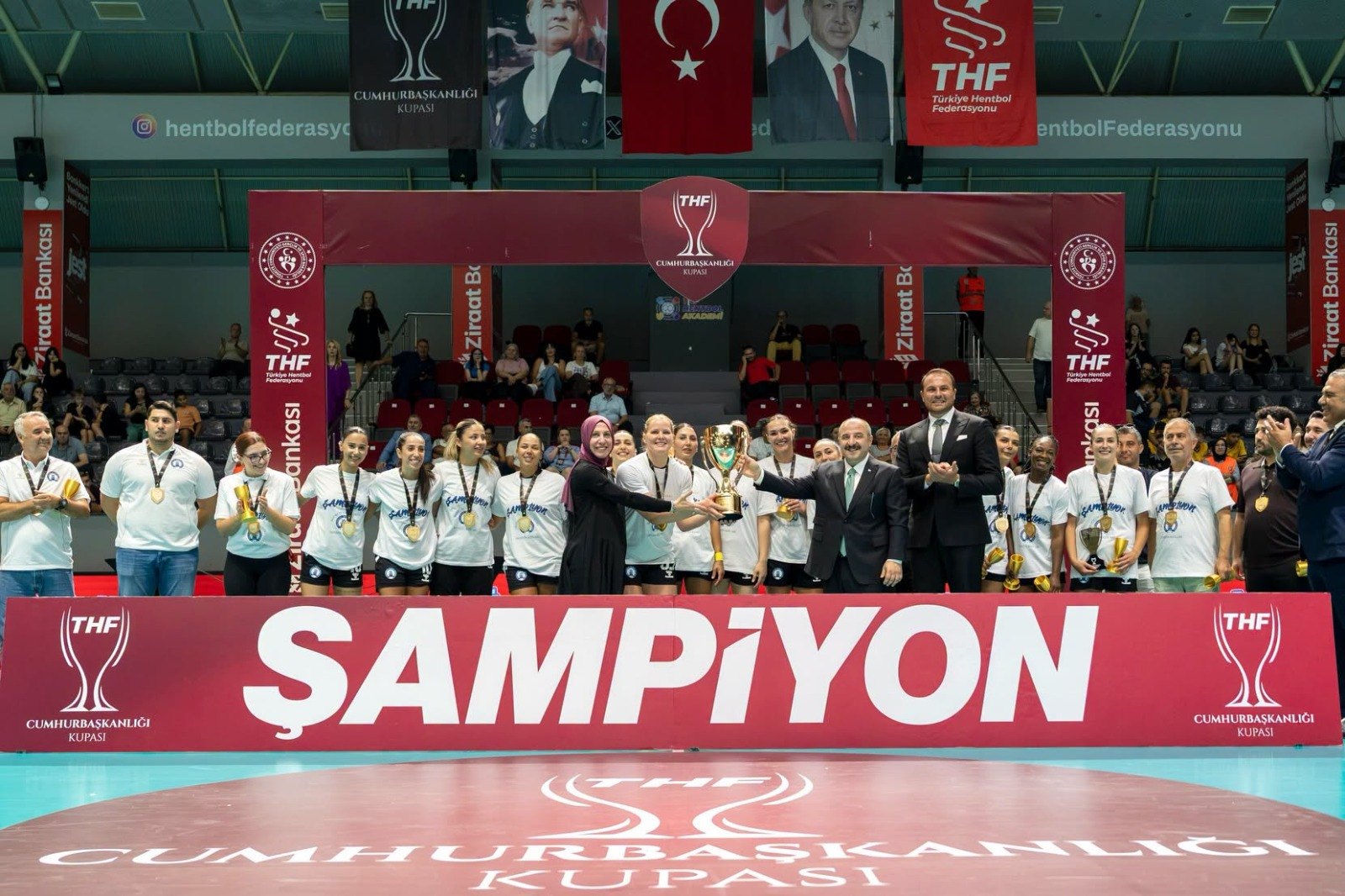 Cumhurbaşkanlığı Kupası töreninde kupayı birlikte kaldıran Yalıkavakspor kadrosu ve teknik ekibi, “Şampiyon” yazılı pano önünde