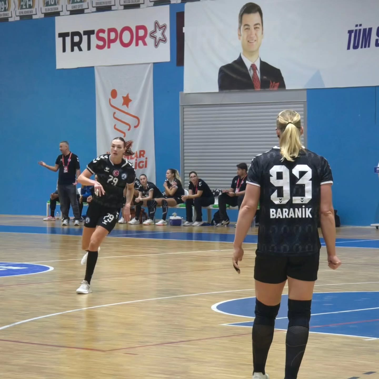 DENİZİN KIZLARI EVİNDE HATA YAPMADI!