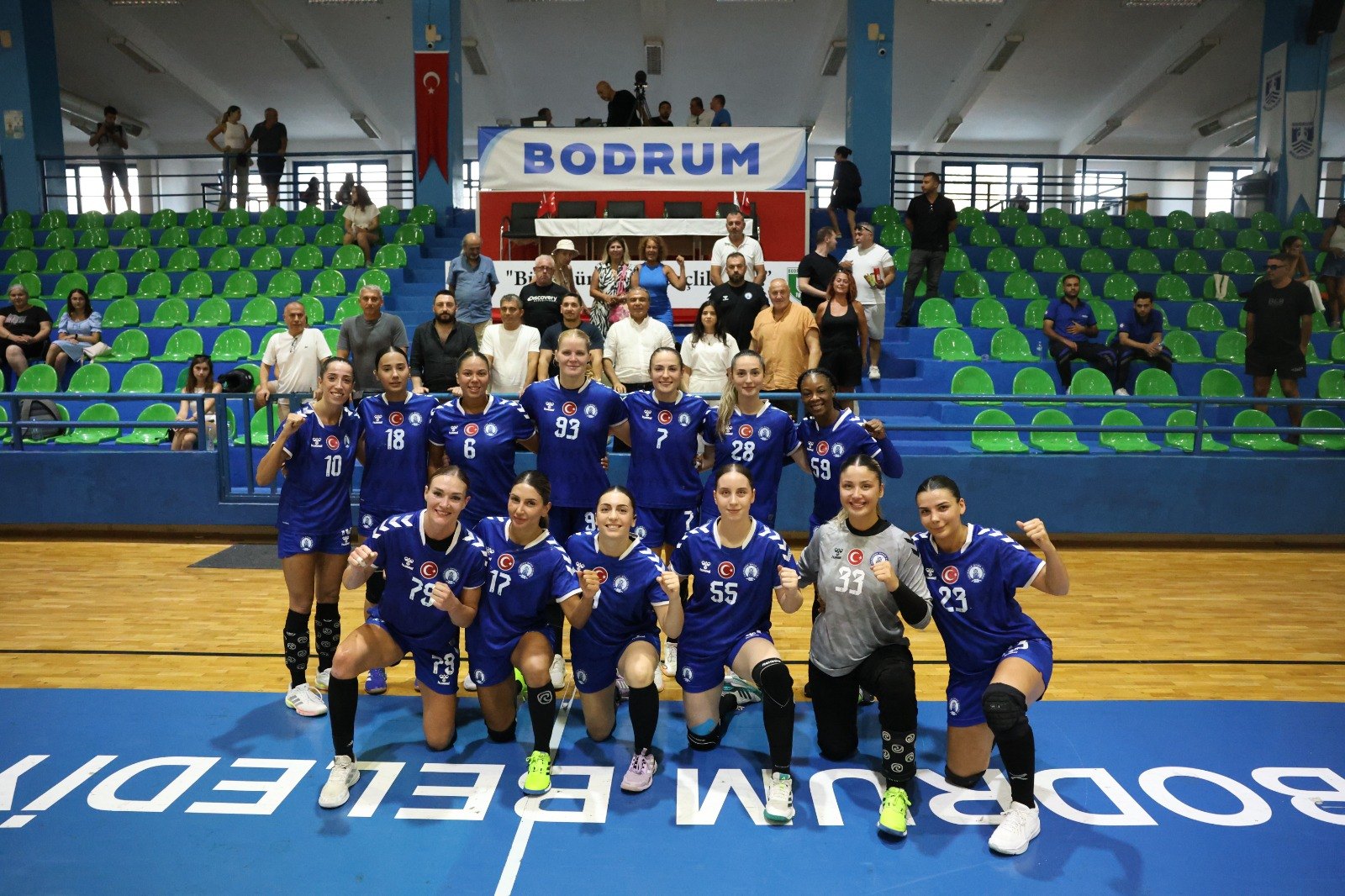 Binnaz Karakaya Spor Salonu’nda maç sonrası parkede toplu fotoğraf çektiren Yalıkavakspor kadrosu, mavi formalarıyla