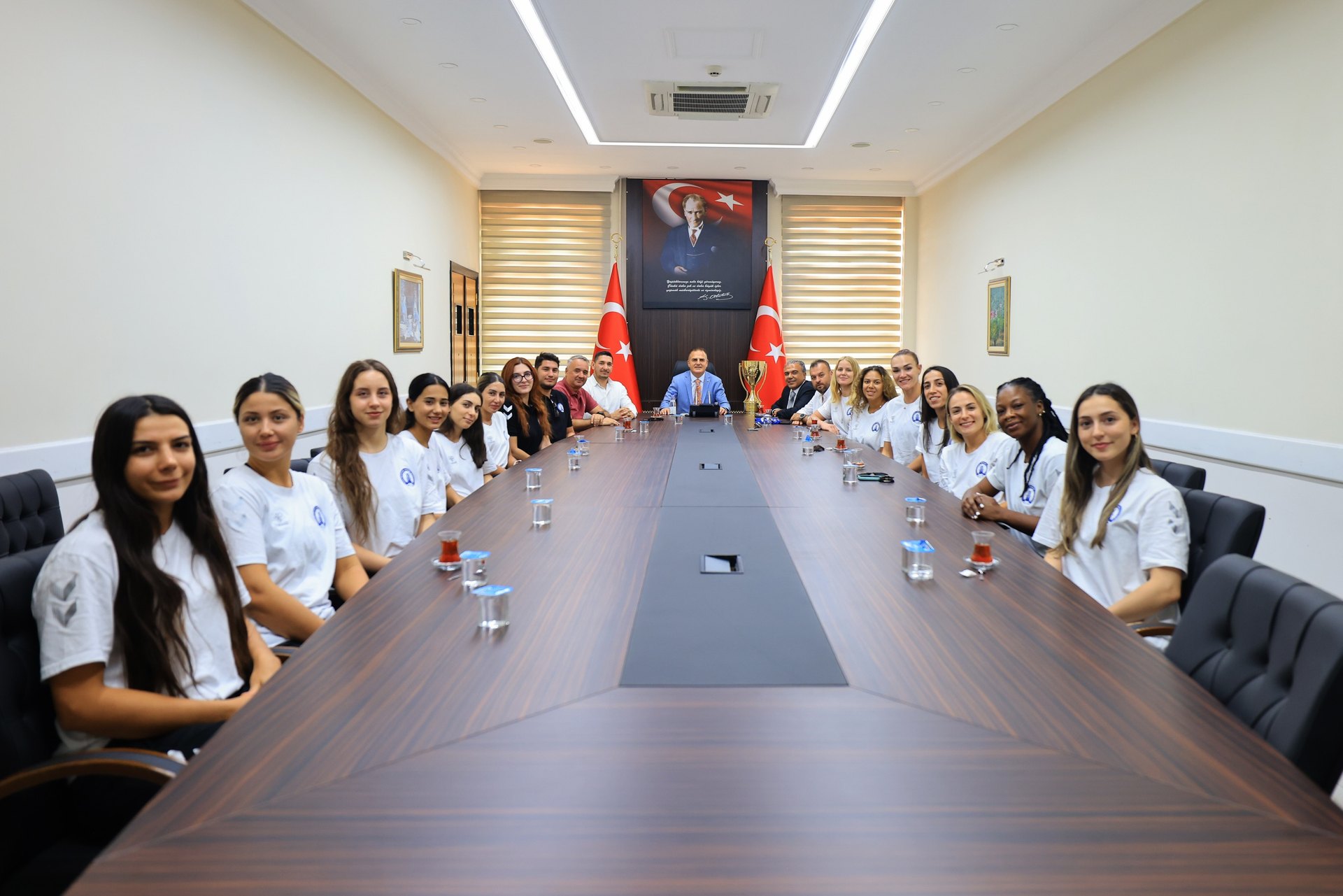 Cumhurbaşkanlığı Kupası Şampiyonu Denizin Kızları Valimiz Sayın Dr. İdris Akbıyık’ı Ziyaret Etti 🤾♀️🏆