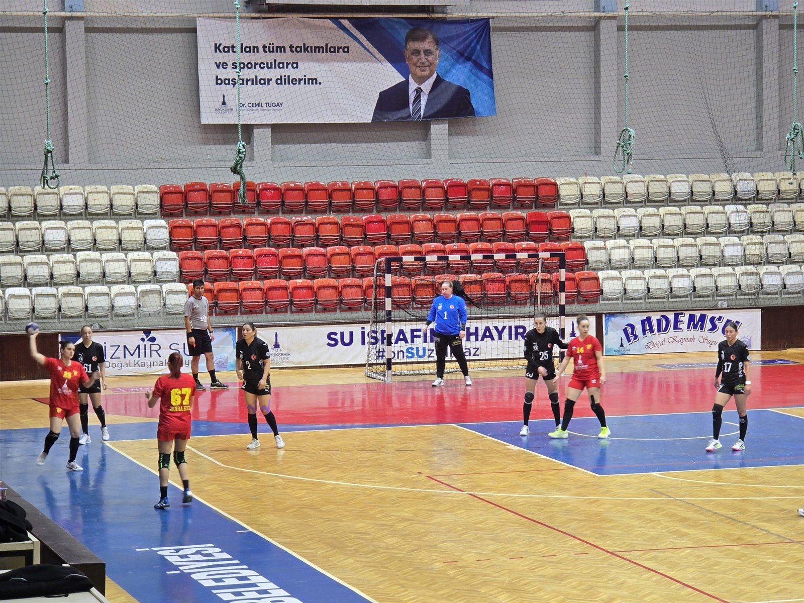 The court and stands during the match in İzmir, with a goalkeeper in position