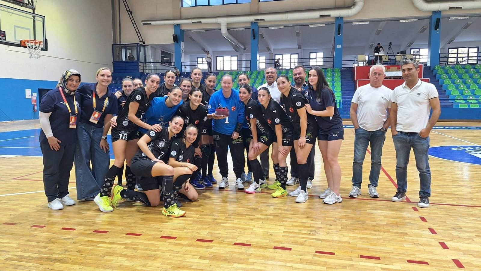 The team and coaching staff gathered in the hall after the match